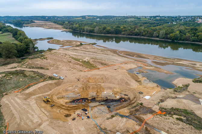 Vue a&eacute;rienne du chantier de fouille de l'&icirc;le Coton, Ancenis (Loire-Atlantique) qui a r&eacute;v&eacute;l&eacute; des vestiges d'au moins neuf &eacute;paves des XVIIe-XVIIIe si&egrave;cles dans le lit de la Loire en 2022. 