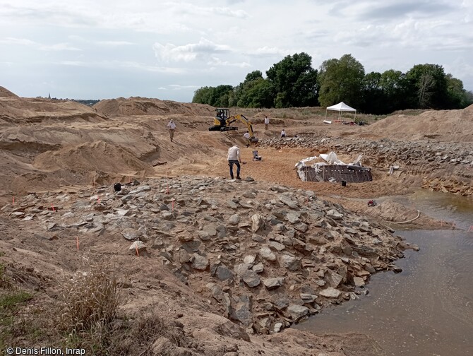 Structures en pierre ou enrochements am&eacute;nag&eacute;s &agrave; la t&ecirc;te de l'&icirc;le Coton (Loire-Atlantique) abritant pour certaines une ou plusieurs &eacute;paves des XVIIe-XVIIIe si&egrave;cles. 