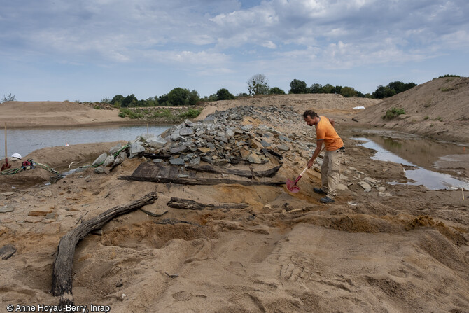 Fouille des &eacute;paves modernes de l'&icirc;le Coton, Ancenis (Loire-Atlantique) en 2022. Elles reposent sous et autour de&nbsp; longues structures empierr&eacute;es.