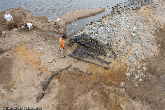 Fouille des &eacute;paves modernes de l'&icirc;le Coton, Ancenis (Loire-Atlantique) en 2022. Elles reposent sous et autour de&nbsp; longues structures empierr&eacute;es.