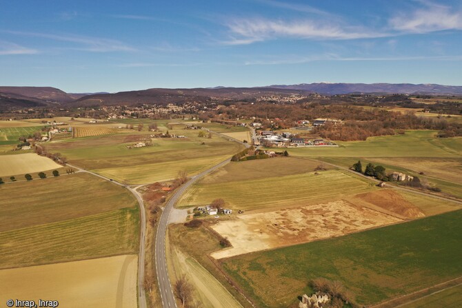 Vue a&eacute;rienne de la plaine de Mane (Alpes-de-Haute-Provence) et localisation du site prohistorique. Ce site se situe dans le bassin de Forcalquier, aux abords de la rivi&egrave;re Laye sur un substrat constitu&eacute; de molasse calcaire du Mioc&egrave;ne. Il est implant&eacute; dans un secteur de circulation entre la moyenne vall&eacute;e de la Durance et de la Laye. C'est par ailleurs une position tr&egrave;s favorable du point de vue climatique, hydrographique et g&eacute;ologique. 