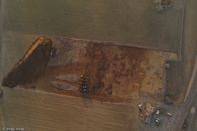 Vue du site de Mane (Alpes-de-Haute-Provence) apr&egrave;s d&eacute;capage sur 11.000 m2. Il livre d&eacute;j&agrave; de nombreuse structures, premiers indices laissant envisager une occupation autour de l'&acirc;ge du Bronze final et de l'&acirc;ge du Fer, soit entre 1200 et 800 de notre &egrave;re. 