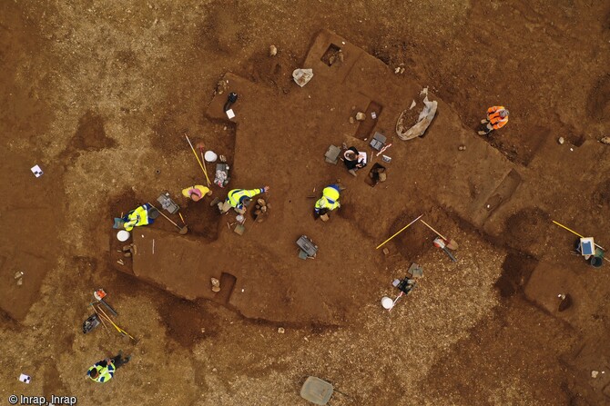 Vue z&eacute;nithale de la fouille d'un b&acirc;timent de l'&acirc;ge du Bronze &agrave; Mane (Alpes-de-Haute-Provence). Jusque dans les ann&eacute;es 1990, les sites de l'&acirc;ge du Bronze &eacute;taient surtout rep&eacute;r&eacute;s en grottes, et ceux de l'&acirc;ge du Fer plut&ocirc;t sur les plateaux (oppida). Aujourd'hui, le d&eacute;veloppement de l'arch&eacute;ologie pr&eacute;ventive a favoris&eacute; la d&eacute;couverte d'une implantation in&eacute;dite dans la plaine. 