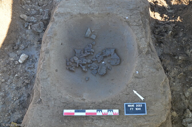 Fosse du Bronze final en cours de fouille &agrave; Mane (Alpes-de-Haute-Provence). Les fosses consistent en des silos agricoles mais aussi, dans la grande majorit&eacute; des cas, des d&eacute;potoirs. Elles contiennent de nombreux vestiges fragment&eacute;s qui permettent de reconstituer la vie domestiques et &eacute;conomique du village. 