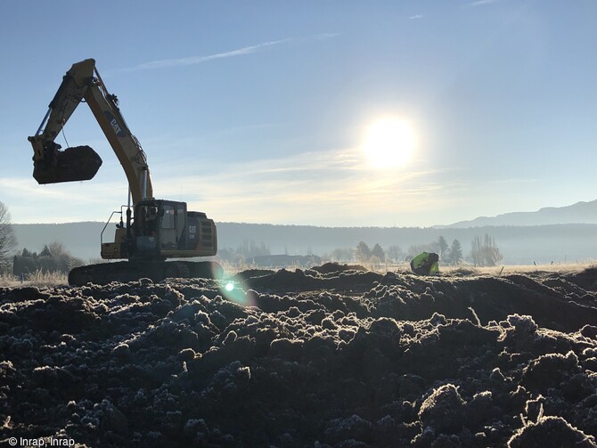 Pelle m&eacute;canique en action sur le site protohistorique de Mane (Alpes-de-Haute-Provence). 