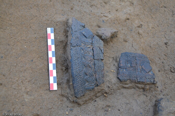 Fragment de c&eacute;ramique du Bronze final avec d&eacute;cor incis&eacute;s en bandeau mis au jour &agrave; Mane (Alpes-de-Haute-Provence). 