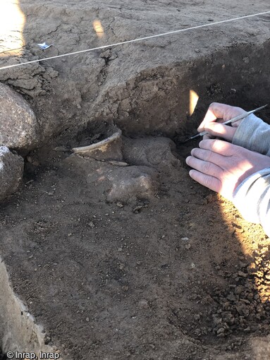 Fragment de c&eacute;ramique du Bronze final en cours de fouille &agrave; Mane (Alpes-de-Haute-Provence). 