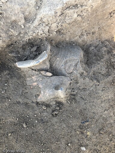 Fragment de c&eacute;ramique du Bronze final en cours de fouille &agrave; Mane (Alpes-de-Haute-Provence).