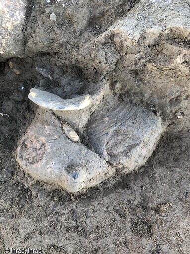 Fragment de c&eacute;ramique du Bronze final en cours de fouille &agrave; Mane (Alpes-de-Haute-Provence).