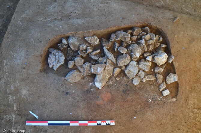 Foyer de l'&acirc;ge du Bronze final ou de l'&acirc;ge du Fer en cours de fouille &agrave; Mane (Alpes-de-Haute-Provence). Les vestiges issus des foyers fournissent des indications sur les activit&eacute;s domestiques. Les foyers domestiques empierr&eacute;s sont de dimensions et de facture modestes, on les retrouve &agrave; l'ext&eacute;rieur des habitations. 