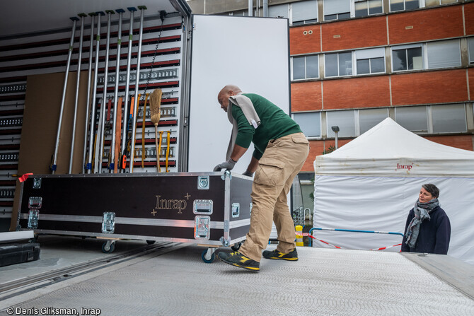 Arriv&eacute;e et r&eacute;ception &agrave; l'institut m&eacute;dico-l&eacute;gal du CHU de Toulouse des cercueils de plomb, exhum&eacute;s dans la crois&eacute;e du transept de Notre-Dame de Paris. Dans le cadre d'un partenariat scientifique avec l'aide de la facult&eacute; de m&eacute;decine, l'un des d&eacute;funts, mort au XVIIIe si&egrave;cle est identifi&eacute; par une &eacute;pitaphe sur le cercueil. L'autre, plus ancien, reste inconnu. L'inhumation en cercueil de plomb est r&eacute;serv&eacute;e &agrave; une &eacute;lite. 