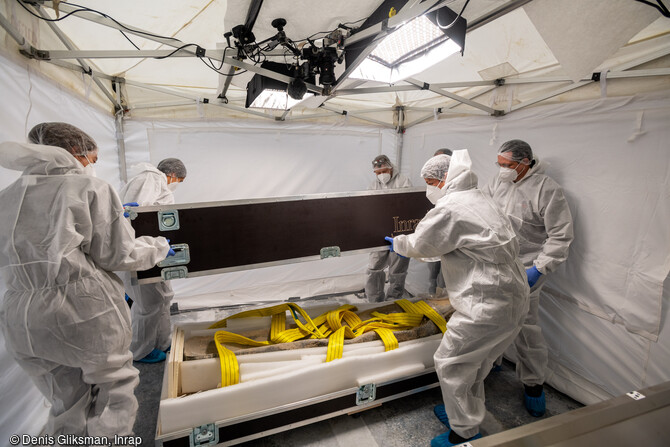 Arriv&eacute;e et r&eacute;ception &agrave; l'institut m&eacute;dico-l&eacute;gal du CHU de Toulouse des cercueils de plomb, exhum&eacute;s dans la crois&eacute;e du transept de Notre-Dame de Paris. Dans le cadre d'un partenariat scientifique avec l'aide de la facult&eacute; de m&eacute;decine, l'un des d&eacute;funts, mort au XVIIIe si&egrave;cle est identifi&eacute; par une &eacute;pitaphe sur le cercueil. L'autre, plus ancien, reste inconnu. L'inhumation en cercueil de plomb est r&eacute;serv&eacute;e &agrave; une &eacute;lite.