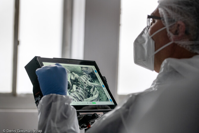 Observation des ossements en fluorescence sous ultraviolets, des d&eacute;funts exhum&eacute;s du transept de Notre-Dame de Paris, &agrave; l'institut m&eacute;dico-l&eacute;gal du CHU de Toulouse. Cette structure dispose d'un mat&eacute;riel d'imagerie m&eacute;dicale de pointe permettant des &eacute;tudes (histologie, microscopes, scanner, radios) rapides. Ses &eacute;quipes ont d&eacute;j&agrave; &eacute;tudi&eacute; un cas semblable, celui de Louise de Quengo, une noble bretonne du XVIIe si&egrave;cle momifi&eacute;e dans son cercueil de plomb et d&eacute;couverte en 2014 par l'Inrap. &nbsp; 