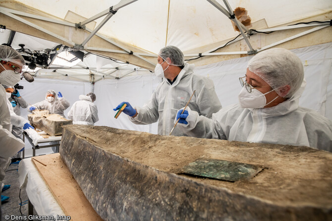 Pr&eacute;paration du sarcophage avant son ouverture. Lors de sa d&eacute;couverte dans le transept de Notre-Dame de Paris, les arch&eacute;ologues ont imm&eacute;diatement pu identifier le chanoine Antoine de La Porte (1627-1710) gr&acirc;ce &agrave; la pr&eacute;sence d'une &eacute;pitaphe en latin sur le cercueil. 