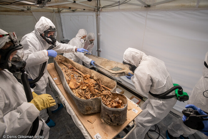 Le squelette du chanoine de La Porte dans son sarcophage mis au jour dans le transept de Notre-Dame de Paris en 2022. Les sp&eacute;cialistes ont pu &eacute;tablir qu'il &eacute;tait mort &agrave; l'&acirc;ge de 83 ans, qu'il souffrait de la goutte, que son squelette ne portait pas de traces d'activit&eacute;s r&eacute;guli&egrave;res, ce qui concorde avec ses fonctions. Eric Crub&eacute;zy, professeur d'anthropologie biologique &agrave; l'universit&eacute; de Toulouse III-Paul Sabatier, pr&eacute;cise que l'individu  pr&eacute;sentait un &eacute;tat dentaire remarquable qui t&eacute;moigne d'entretien r&eacute;gulier . 