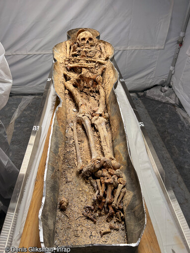 Les restes dans le second sarcophage mis au jour dans le transept de Notre-Dame de Paris, sont ceux d'un individu jeune entre 24 et 40 ans, qui appartenait &agrave; l'aristocratie. Son squelette &eacute;tudi&eacute; &agrave; l'institut m&eacute;dico-l&eacute;gal du CHU de Toulouse pr&eacute;sente des traces d'activit&eacute;s physiques marqu&eacute;es des membres sup&eacute;rieurs, li&eacute;es &agrave; l'&eacute;quitation. Il pourrait s'agir d'un cavalier qui appartenait tr&egrave;s probablement &agrave; l'aristocratie. La date du sarcophage n'a pas encore &eacute;tait &eacute;tablie avec pr&eacute;cision, entre le d&eacute;but du XIVe et la fin du XVIIe si&egrave;cle. 
