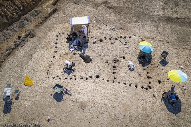 Fouille d'un b&acirc;timent du N&eacute;olithique moyen (4600-4300 av. notre &egrave;re) au camp Sarlier &agrave; Aubagne (Bouches-du-Rh&ocirc;ne). Seul l'ancrage des poteaux qui ont servi &agrave; soutenir les murs et la charpente de l'&eacute;difice est perceptible. Sa caract&eacute;ristique permet d'envisager qu'il s'agit d'une habitation. 