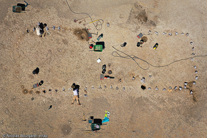 Fouille d'un b&acirc;timent N&eacute;olithique moyen (4600-4300 av. notre &egrave;re) mise au jour au camp Sarlier &agrave; Aubagne (Bouches-du-Rh&ocirc;ne). Il est de plan rectangulaire couvrant environ 100 m2. 