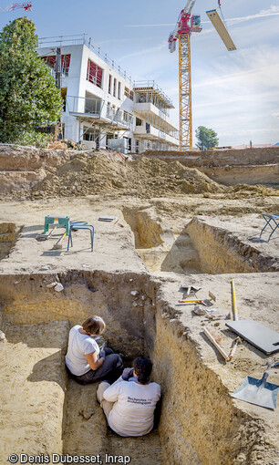 Fosse polylob&eacute;e de plan irr&eacute;gulier du N&eacute;olithique final (3500-2200 av. notre &egrave;re) en cours de fouille au camp Sarlier &agrave; Aubagne (Bouches-du-Rh&ocirc;ne). Elle mesure entre 3 m et 7 m de largeur. Cette excavation a une morphologie complexe. L'interpr&eacute;tation de cette structure est d&eacute;licate. Une fonction de stockage est exclue, car aucun indice ne permet d'aller dans ce sens. Elle pourrait t&eacute;moigner d'une extraction de mat&eacute;riaux (ici de sables fins) ou de la recherche de la nappe phr&eacute;atique dans le but d'am&eacute;nager un point d'eau pour l'abreuvage du b&eacute;tail par exemple. 