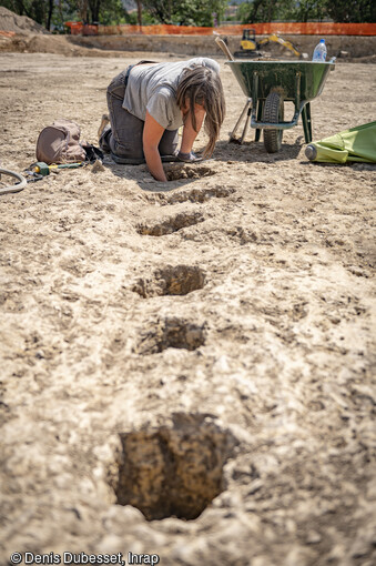 Fouille de trous de poteaux correspondant au plan d'un b&acirc;timent n&eacute;olithique au camp Sarlier &agrave; Aubagne (Bouches-du-Rh&ocirc;ne).
