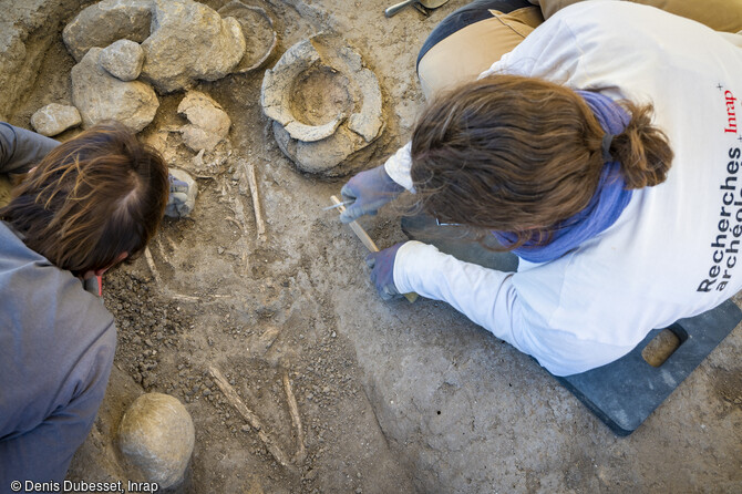 Une s&eacute;pulture protohistorique en cours de fouille au camp Sarlier &agrave; Aubagne (Bouches-du-Rh&ocirc;ne). Elle date probablement de la fin de l'&acirc;ge du Bronze et du d&eacute;but de l'&acirc;ge du Fer. 