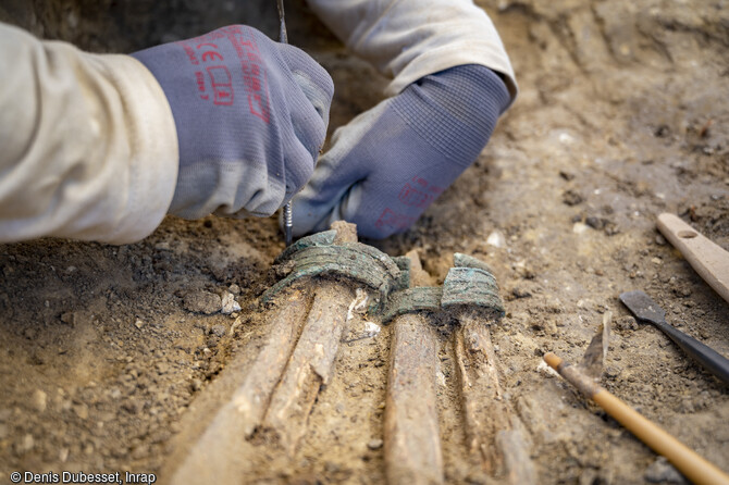 Une s&eacute;pulture protohistorique en cours de fouille au camp Sarlier &agrave; Aubagne (Bouches-du-Rh&ocirc;ne). Elle date probablement de la fin de l'&acirc;ge du Bronze et du d&eacute;but de l'&acirc;ge du Fer. Le d&eacute;funt porte trois bracelets &agrave; chacune des chevilles.
