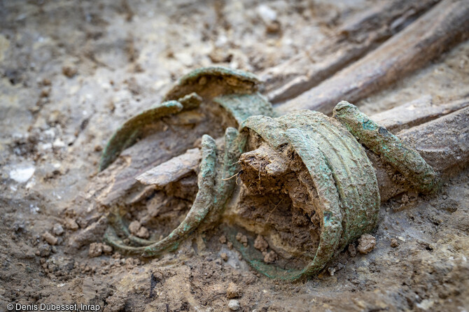 Une s&eacute;pulture protohistorique en cours de fouille au camp Sarlier &agrave; Aubagne (Bouches-du-Rh&ocirc;ne). Elle date probablement de la fin de l'&acirc;ge du Bronze et du d&eacute;but de l'&acirc;ge du Fer. Le d&eacute;funt porte trois bracelets &agrave; chacune des chevilles.