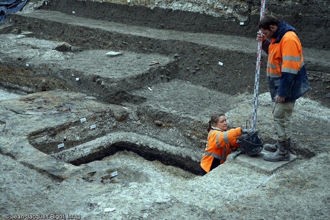 Entr&eacute;e imposante de la maison romaine en cours de fouille &agrave; Reims (Marne). 