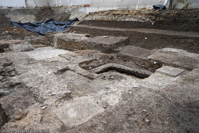 Entr&eacute;e de la maison romaine &agrave; Reims (Marne) des IIe-IIIe si&egrave;cles. Deux grands blocs quadrangulaires, devaient sans doute supporter des piliers. Il s'agit d'une entr&eacute;e imposante, loin de celles des simples boutiques ou maisons habituellement mises au jour en bordure de rue. Bien qu'&eacute;loign&eacute;e du forum antique, cette riche domus permet d'appr&eacute;hender ce quartier mal connu de la ville romaine. Proche de la Vesle, rivi&egrave;re alors navigable, et voie de transport de marchandises, de nombreux marchands faisaient commerce ce qui explique la pr&eacute;sence d'une telle maison dans ce q