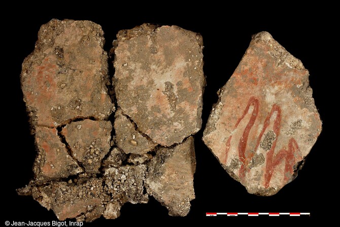 Fragments d'enduits peints, avec le d&eacute;tail d'une main. Mis au jour dans la maison romaine des IIe-IIIe si&egrave;cles &agrave; Reims (Marne), ces peintures murales, sont appliqu&eacute;es sur le mortier des murs encore frais, il s'agit de la technique dite  a fresco .&nbsp; 