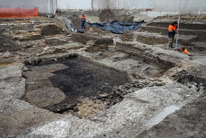 Maison romaine des IIe-IIIe si&egrave;cles &agrave; Reims (Marne) en cours de fouille. Vue d'ensemble de murs qui d&eacute;limitent des pi&egrave;ces de la maison et des fosses ant&eacute;rieures &agrave; son &eacute;dification.