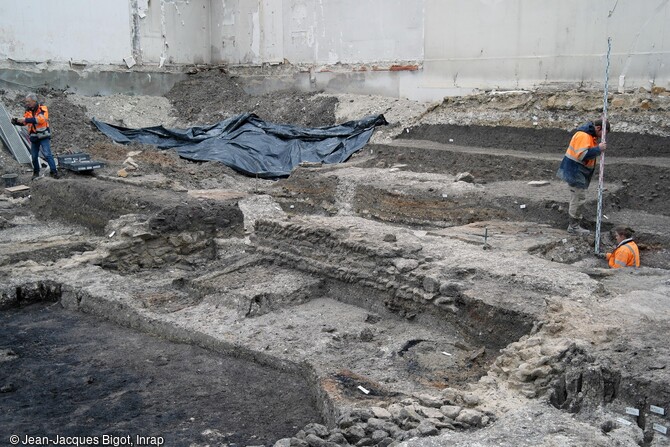Maison romaine des IIe-IIIe si&egrave;cles &agrave; Reims (Marne) en cours de fouille. Vue g&eacute;n&eacute;rale d'une pi&egrave;ce de la maison.