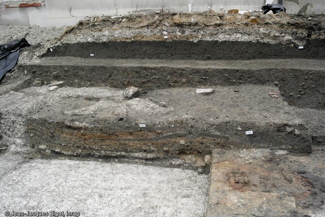 Maison romaine des IIe-IIIe si&egrave;cles &agrave; Reims (Marne) en cours de fouille. Succession de couches arch&eacute;ologiques &agrave; l'int&eacute;rieur de la maison.