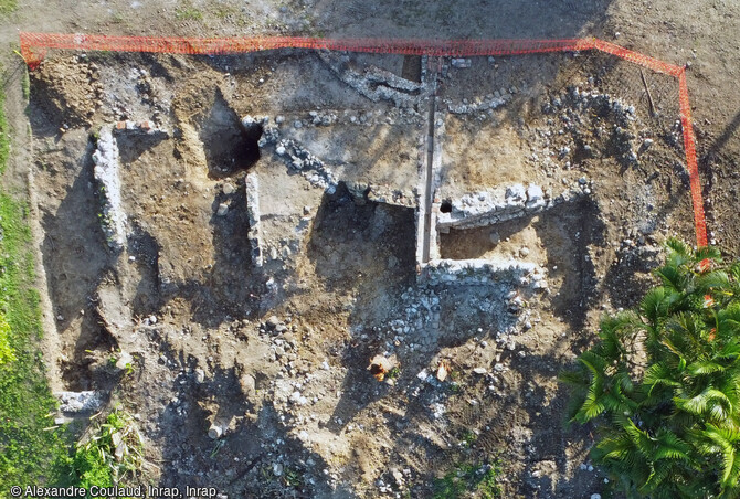 Structures liées au moulin à bêtes, les deux murs circulaires concentriques et le canal à vesou, fouillés aux Trois-Îlets, Martinique, 2023.  