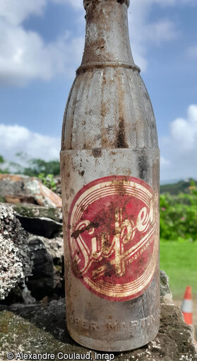 Bouteille en verre de soda  Super  attribuable aux années 1950 provenant d'une ancienne habitation-boutique fouillée aux Trois-Îlets, 2023.