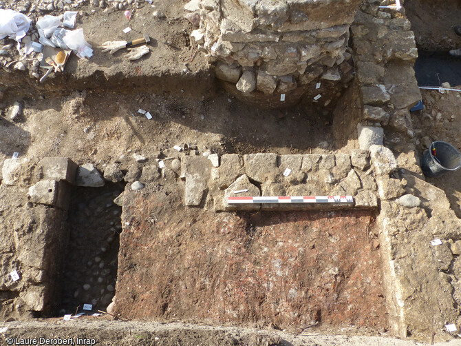 Couche imperm&eacute;able isolant le sol de l&rsquo;espace b&acirc;ti accol&eacute; au b&acirc;timent donnant sur la rue (XVIIIe s.), rue Pousse-Mesnil &agrave; Brouage, (Charente-Maritime). 