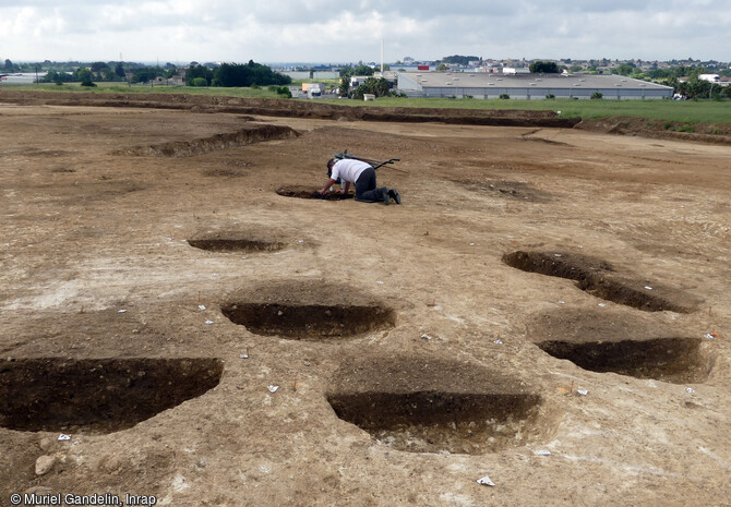 Fonds de silos du N&eacute;olithique moyen en cours de fouille, fouill&eacute;s &agrave; B&eacute;ziers (H&eacute;rault), 2022. 