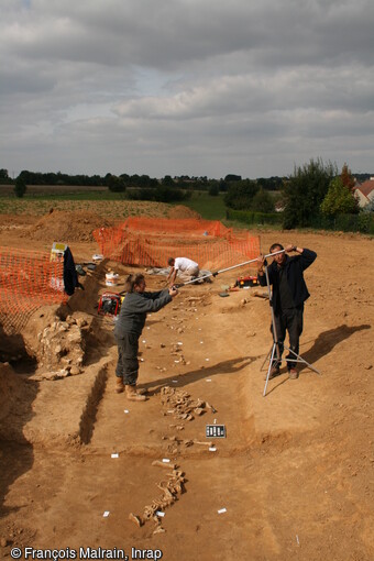 Fouille des amas de faune dans le foss&eacute; d'enceinte du sanctuaire gaulois de Saint-Just-en-Chauss&eacute;e (Oise), qui ont probablement fait l'objet de sacrifices ou d'une consommation collective lors d'un banquet. Le sanctuaire est d&eacute;limit&eacute; par une vaste enceinte, qui s'&eacute;tend sur plusieurs hectares. L'int&eacute;rieur est divis&eacute; en plusieurs enclos qui ont semble t-il, accueilli des manifestations cultuelles diff&eacute;rentes. Les dimensions du foss&eacute; peuvent d&eacute;passer 3 m de large et 1,5 m de profondeur.