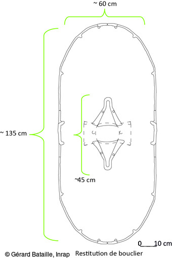Proposition de restitution d'un bouclier in&eacute;dit mis au jour dans le&nbsp; sanctuaire gaulois de Saint-Just-en-Chauss&eacute;e (Oise). L'assemblage des fragments d'orles permet de proposer un bouclier d'environ 135 cm de hauteur et de 60 cm de large dot&eacute; d'une spina/umbo d'environ 45 cm. Avant d'&ecirc;tre d&eacute;pos&eacute;s dans le foss&eacute;, les stigmates relev&eacute;s sur les boucliers montrent qu'ils ont &eacute;t&eacute; mutil&eacute;s de la m&ecirc;me mani&egrave;re que ceux de Gournay-sur-Aronde. 