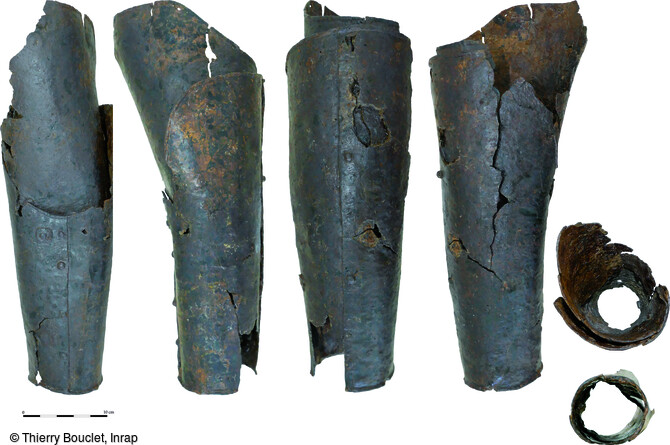 Clich&eacute;s de la pi&egrave;ce d'armure de protection de l'avant-bras (longueur 160 mm ; diam&egrave;tre &agrave; hauteur du poignet 90 mm ; diam&egrave;tre &agrave; la hauteur du coude 110mm) mise au jour dans un foss&eacute; d'enceinte du sanctuaire gaulois de Saint-Just-en-Chauss&eacute;e (Oise). Cette pi&egrave;ce a &eacute;t&eacute; r&eacute;alis&eacute;e &agrave; partir d'une t&ocirc;le repli&eacute;e sur elle-m&ecirc;me dont les bords superpos&eacute;s ont &eacute;t&eacute; rivet&eacute;s. Un espace de quelques millim&egrave;tres entre les t&ecirc;tes de rivets et les plaques de m&eacute;tal atteste qu'une doublure en tapissait l'int&eacute;rieur. 