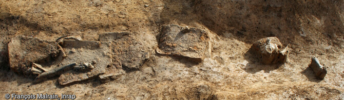 Plaque d'armure en connexion dans le foss&eacute; d'enceinte du sanctuaire gaulois de Saint-Just-en-Chauss&eacute;e (Oise).