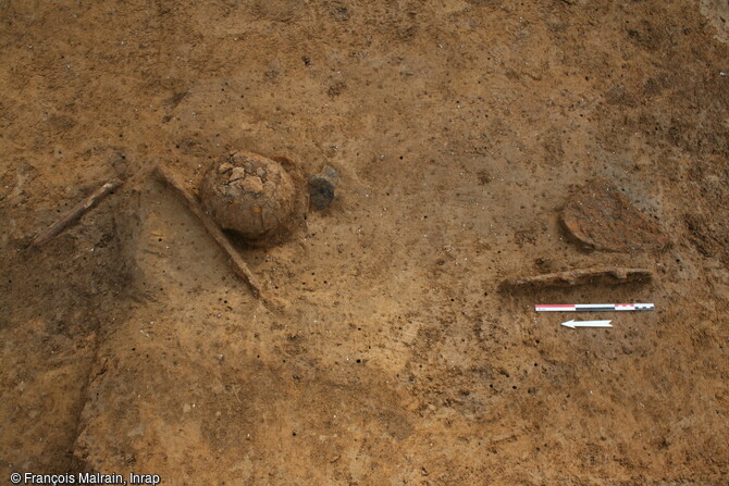D&eacute;p&ocirc;t de mobilier dans un foss&eacute; d'enceinte du sanctuaire gaulois de Saint-Just-en-Chauss&eacute;e (Oise). L'origine de ces pi&egrave;ces n'est pas document&eacute;e mais on peut supposer qu'elles sont issues d'un champ de bataille. Il est possible de sugg&eacute;rer qu'elles ont &eacute;t&eacute; expos&eacute;es, comme troph&eacute;es sur la fa&ccedil;ade orientale de l'enclos de part et d'autre de l'entr&eacute;e, avant de subir des bris rituels, et ensuite jet&eacute;es et &eacute;parpill&eacute;es dans le foss&eacute; avec une volont&eacute; de s&eacute;parer les &eacute;l&eacute;ments. 