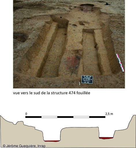 Cette fosse tr&egrave;s particuli&egrave;re mise au jour dans le sanctuaire gaulois de Saint-Just-en-Chauss&eacute;e (Oise) pourrait s'apparenter &agrave; un espace de banquet, dat&eacute;e du milieu du 1er si&egrave;cle av. notre &egrave;re. Les banquettes am&eacute;nag&eacute;es &agrave; m&ecirc;me le sol permettaient aux convives de s'asseoir de part et d'autre de la table, sur laquelle un foyer a &eacute;t&eacute; install&eacute;. En bas coupe simplifi&eacute;e de la fosse &agrave; banquet. 