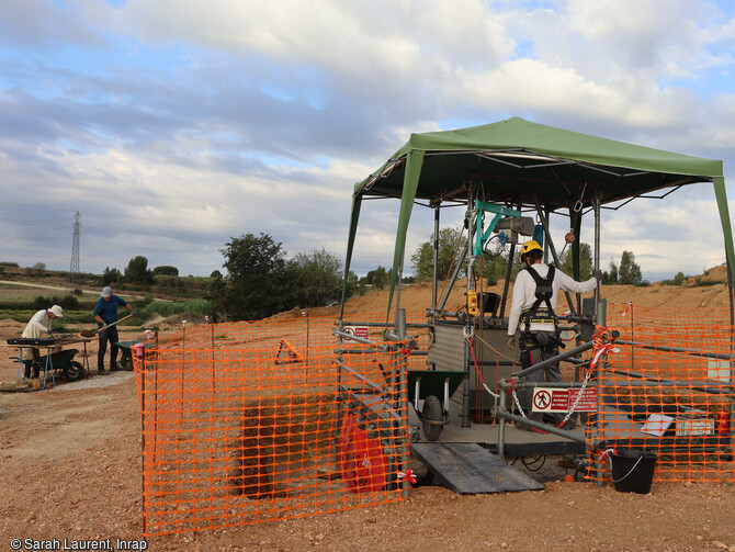 Plateforme de la cellule d'intervention de la Cisap (Cellule d&rsquo;intervention sur les structures arch&eacute;ologiques profondes de l'Inrap) et atelier de tamisage pour la fouille du puits gallo-romain, d&eacute;couvert &agrave; B&eacute;ziers (H&eacute;rault), 2022. 