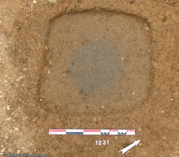 Fosse de plantation arbustive antique et sa motte centrale, d&eacute;couvertes &agrave; B&eacute;ziers (H&eacute;rault), 2022. 