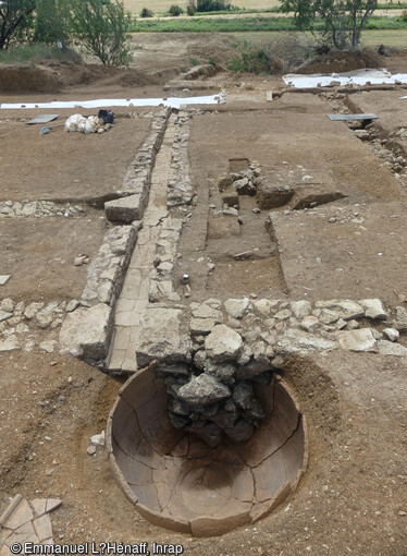 Dolium, &eacute;vacuation d&rsquo;eau et b&acirc;ti gallo-romains depuis le nord, fouill&eacute;s &agrave; B&eacute;ziers (H&eacute;rault), 2022. 