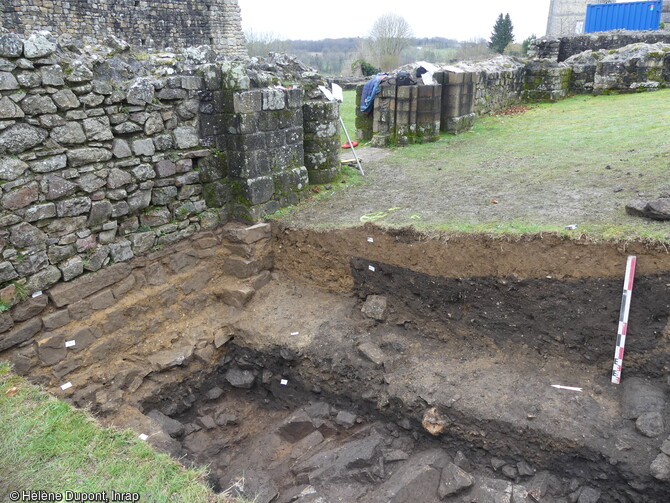 Vue rapproch&eacute;e de la tranch&eacute;e r&eacute;alis&eacute;e en 2022 au pied de la chapelle Saint-Symphorien du d&eacute;but du XIIe si&egrave;cle du ch&acirc;teau de Domfront (Orne). 