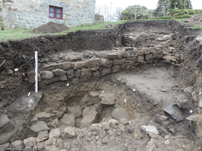 Travaux de terrassement datant du XIXe si&egrave;cle d&eacute;gag&eacute;s au ch&acirc;teau de Domfront (Orne) lors des remaniements effectu&eacute;s, dans le contexte d'&eacute;mergence des premi&egrave;res mesures de conservation/restauration des  Monuments historiques .