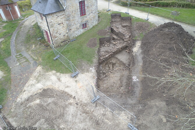 Travaux de terrassement datant du XIXe si&egrave;cle d&eacute;gag&eacute;s au ch&acirc;teau de Domfront (Orne) lors des remaniements effectu&eacute;s, dans le contexte d'&eacute;mergence des premi&egrave;res mesures de conservation/restauration des  Monuments historiques .