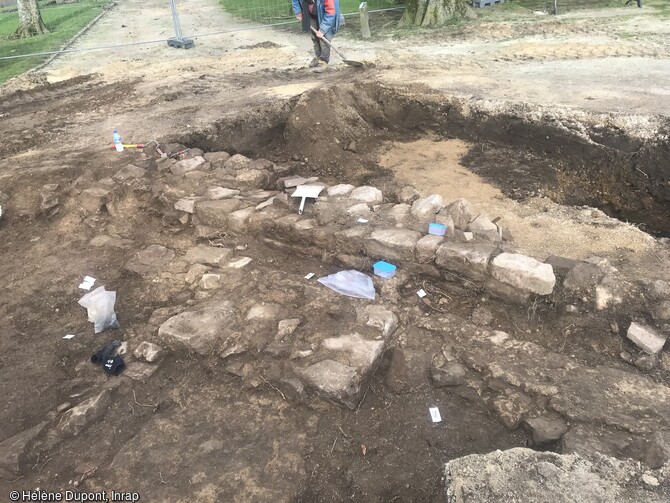 Sondages r&eacute;alis&eacute;s au ch&acirc;teau de Domfront (Orne) en 2022. A la limite de la basse-cour et de la courtine sud-ouest, a &eacute;t&eacute; d&eacute;gag&eacute; un enchev&ecirc;trement de murs d&eacute;truits ou abandonn&eacute;s au XVIIIe si&egrave;cle et deux pi&egrave;ces dont une pourrait &ecirc;tre en lien avec la Guerre de Cent ans. 